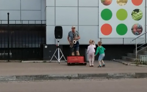 Владимирский саксофонист развлекает жителей города концертами