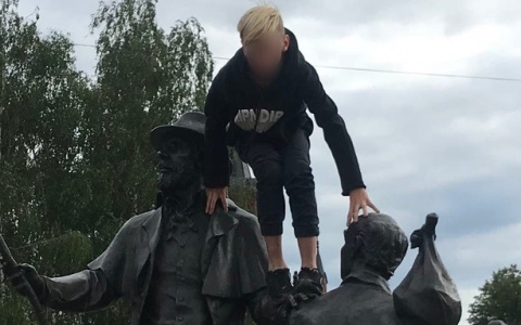 Владимирские подростки осквернили памятник и хамили прохожим