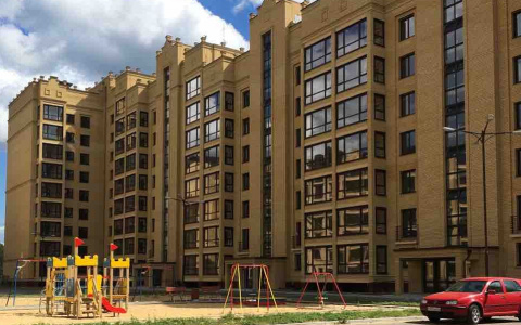 Закопать землей 2 этажа или снести лишние: что будет с домом-переростком во Владимире?