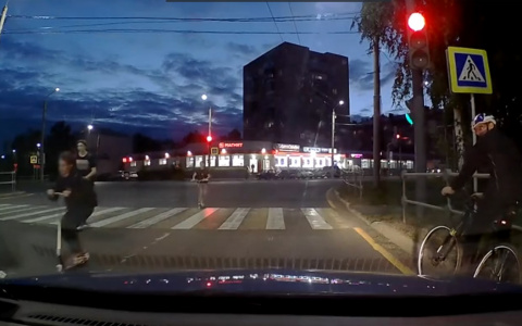 Владимирские подростки катаются на самокатах "по встречке"