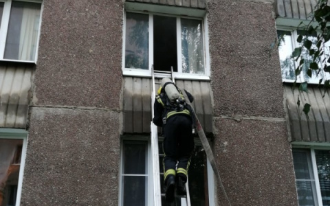 В Александрове пожарные спасли человека из горящего дома