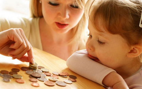 Кабмин выделит дополнительно 34 миллиарда рублей на детские выплаты