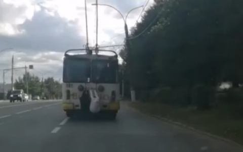 Два подростка-зацепера устроили экстремальную езду в Добром