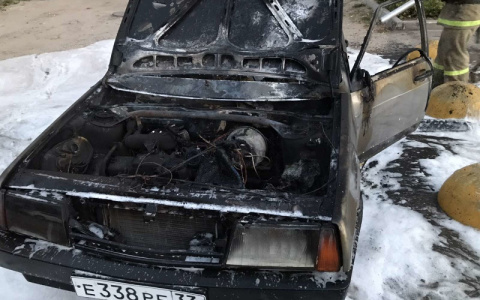 Утром во Владимирской области до тла сгорел автомобиль