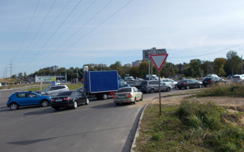 Толкучка на Толмачевской: автомобилисты жалуются на организацию дорожного движения