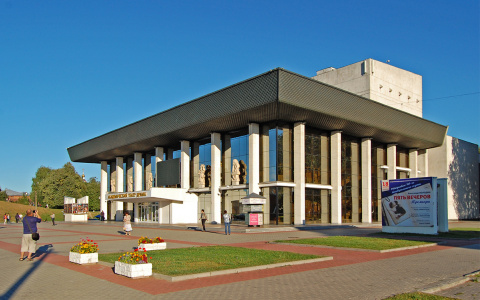 Владимирский драмтеатр благодарит Владимира Сипягина за поддержку в трудную минуту