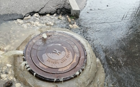 На одной из улиц Владимира несколько дней бьёт ключом канализационная вода