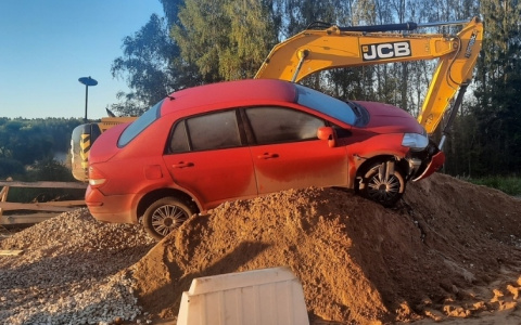 Во Владимирской области иномарка на скорости влетела на песчаный холм