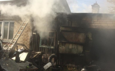 Покровские пожарные спасли жилой дом от огня