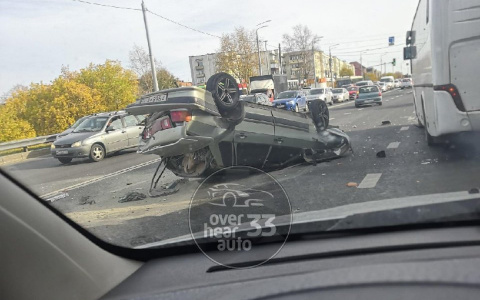 На Судогодском шоссе авария с опрокидыванием авто. Движение затруднено