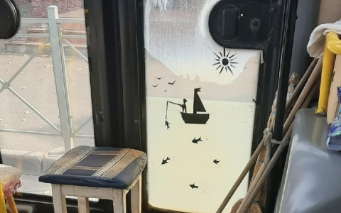 Во Владимире технический недостаток автобуса превратили в милый арт-объект