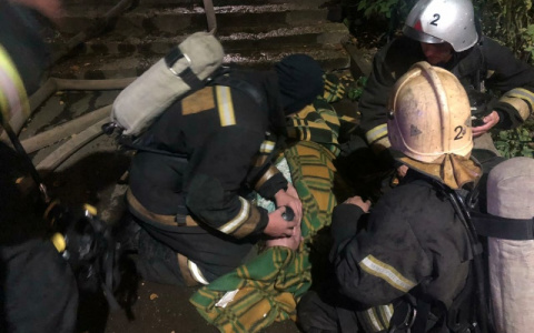 Владимирские пожарные эвакуировали из горящего жилого дома 20 человек
