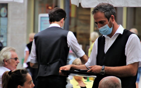 Стала известна позиция властей по поводу закрытия общепита и ритейла