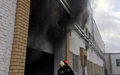 На пожаре в цеху ковровского предприятия мужчина получил ожоги