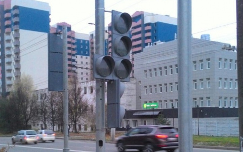 На перекрестке Верхней и Нижней Дубровы во Владимире поставили светофоры