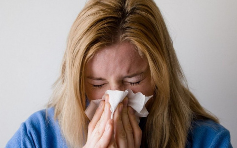 Иммунолог назвала болезнь, снижающую риск заражения COVID-19