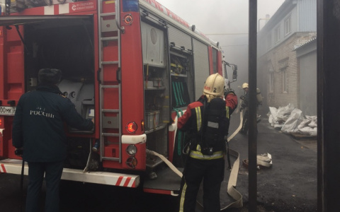 Во Владимире на улице Электрозаводской загорелось производственное здание