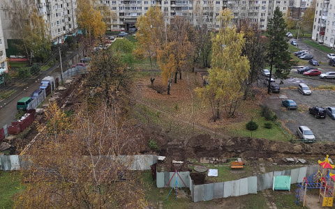 Во Владимире коронавирус помешал закопать яму на улице Безыменского