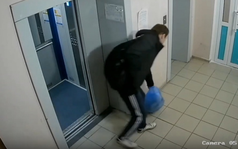 Во Владимире камера засняла парня, оставившего мусорный пакет у лифта