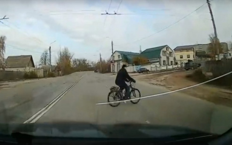Велосипедист-виртуоз из Коврова чудом вырулил из-под колес автомобиля