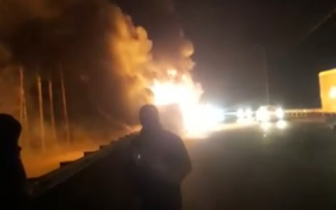 Появилось видео страшного пожара на месте аварии во Владимирской области