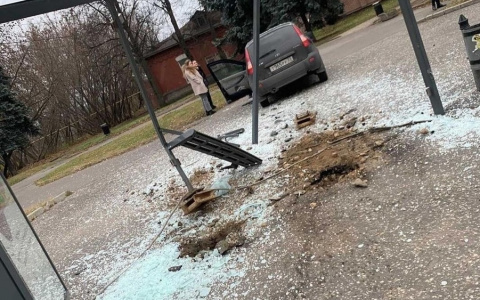 На Студёной Горе автомобиль влетел в остановочный павильон