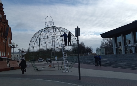 Театральную площадь уже украшают к Новому Году