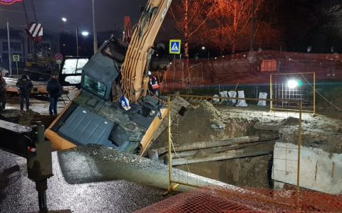 Пьяный парень опрокинул экскаватор на Октябрьском проспекте