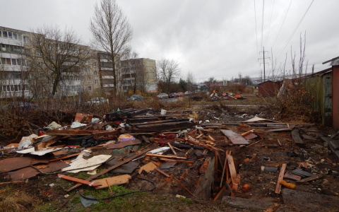 На месте снесенных ради Рпенского проезда гаражей теперь свалка