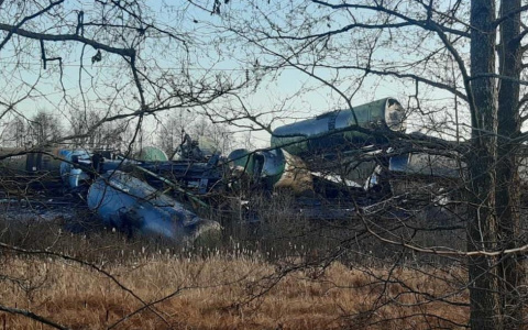 Во Владимирской области товарный поезд сошел с рельсов и опрокинулся