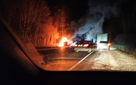 Под Владимиром страшное ДТП: из горящей машины вытаскивают человека
