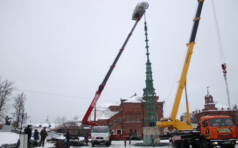 На Соборной площади начали монтировать главный символ Нового года