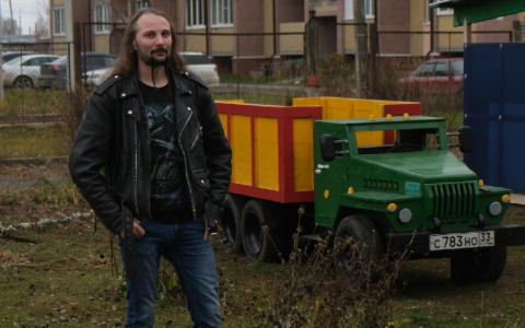 Ковровчанин делает удивительные грузовики для детских площадок в садике