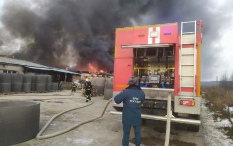 Под Владимиром тушили сильный пожар на производстве