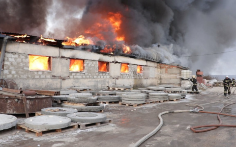 В Сновицах выгорел цех по производству бетонных колец и деревянных игрушек