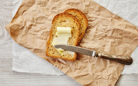 Названы марки масла, содержащие дрожжи и плесень