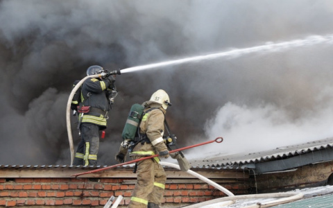 Пожарным пришлось повторно тушить пожар на производстве в Сновицах