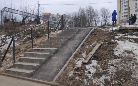 Школьник сломал ногу у надземного перехода на Содышке