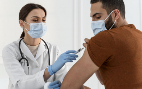 Опровергнута информация о запрете употребления алкоголя в период вакцинации