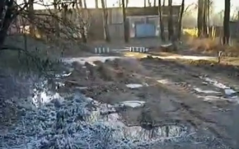 В поселке Сокол канализационные стоки текут по земле прямо в Нерль