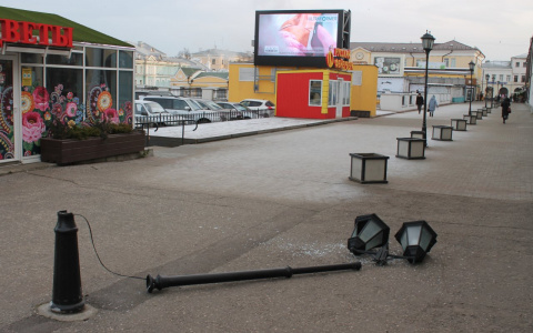 У Торговых рядов разбили фонарь