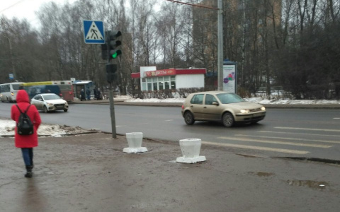 Во Владимире подход к "зебре" перегородили вазонами.