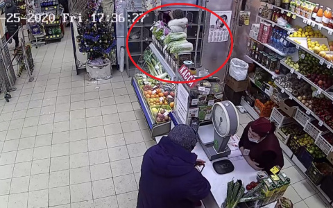 Во Владимире покупательница украла чужой пакет из камеры хранения