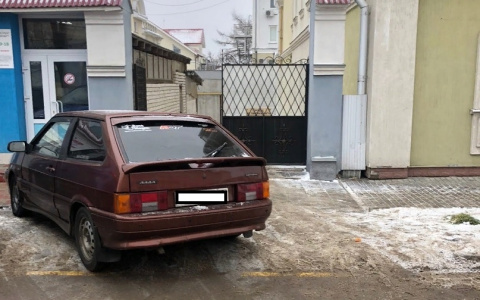 Виртуозы парковки: автохамы из Владимира бросают машины, где попало
