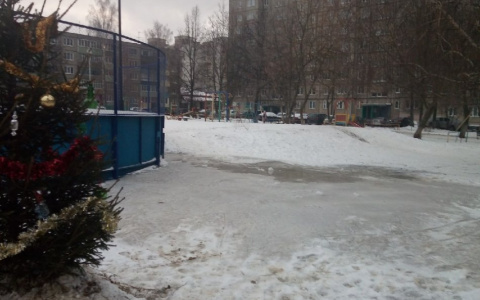 В Добром заливали каток, а в итоге залили весь двор