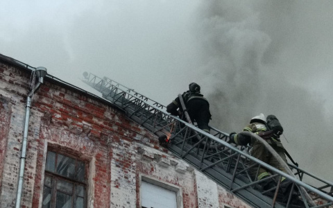 Появилось видео страшного пожара в многоквартирном доме в Собинке