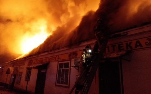 Во Мстёре полыхало здание торговых рядов 19 века