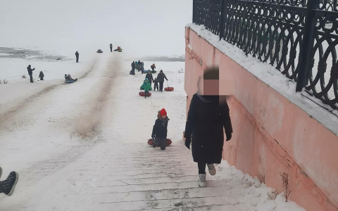 В Муроме на опасной горке пострадали два ребёнка