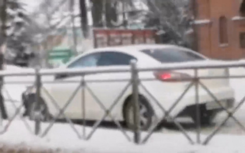 Авария на Студёной горе: легковушка оказалась на тротуаре