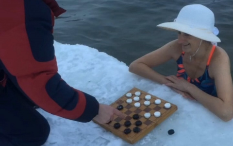 Владимирские "моржи" играли в шашки в ледяной воде